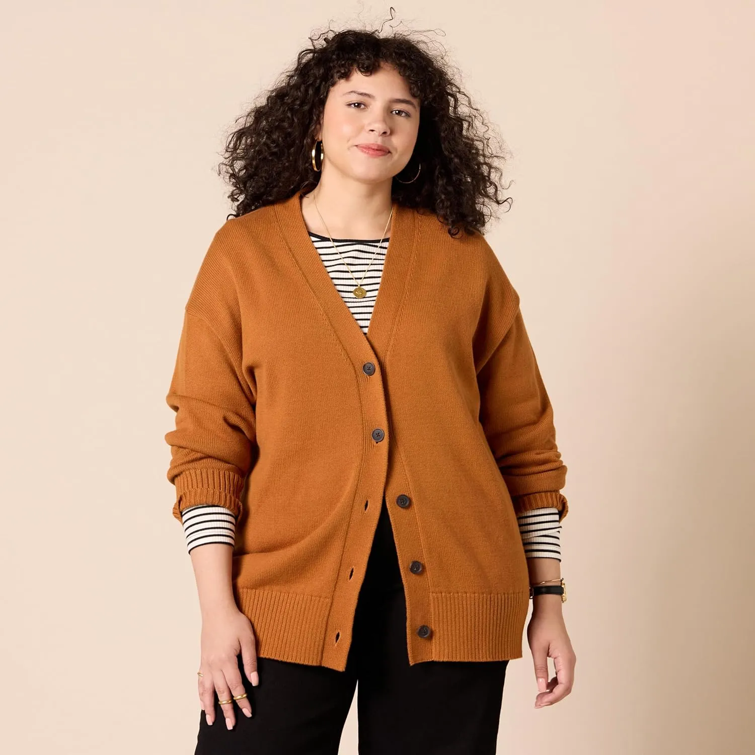 Amazon Essentials Women's V-Neck Midweight Relaxed-Fit Cardigan Sweater